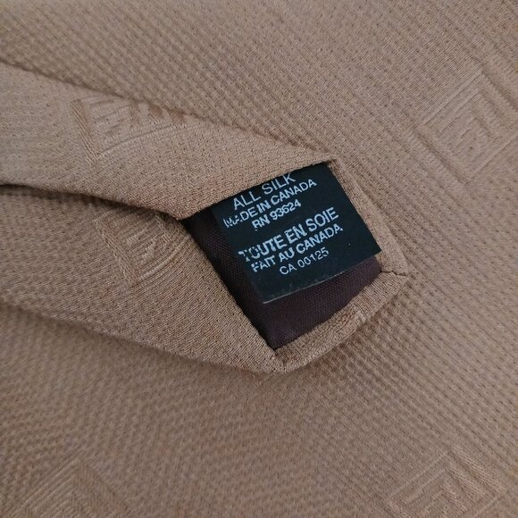 Bill Blass Signature Collection Mens Necktie Gold 4" wide X 55.5" Long 100% Silk - Picture 5 of 7